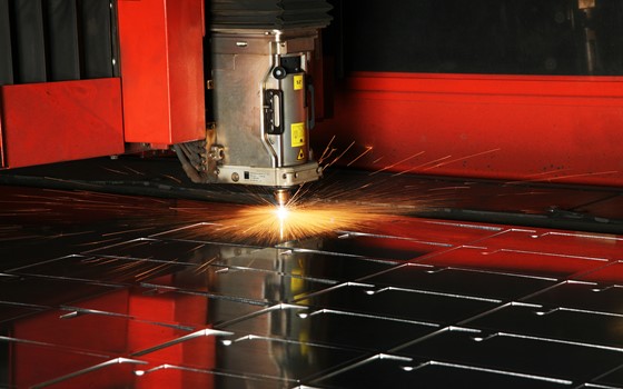 Planskæring i metalplade med laser